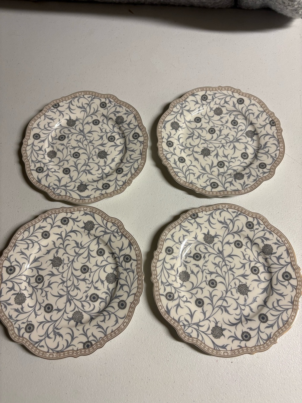 Morris and CO. Set of 4 Floral Scalloped appetizers